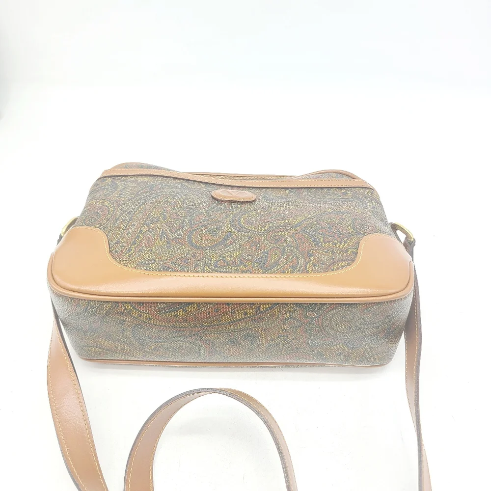 Valentino Garavani Leather Shoulder Bag_3